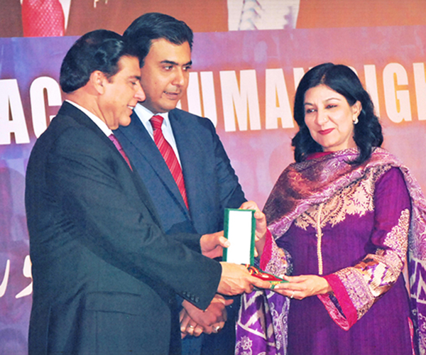 Dr.Tahira Award Photo 001 Amn-o-Nisa coalition member Dr. Tahira Baloch receiving a Human Rights Defender award from Pakistani Prime Minister Raja Pervez Ashraf in December 2012.